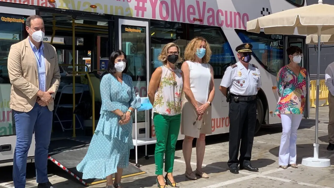 La ministra de Sanidad, Carolina Darias, tras visitar la vacuguagua