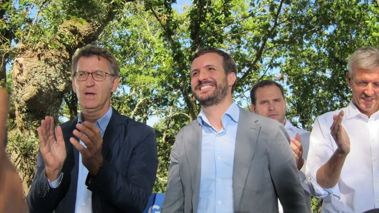 Archivo - Alberto N&uacute;&ntilde;ez Feij&oacute;o y Pablo Casado en el acto de inicio del curso pol&iacute;tico en Cerdedo Cotobade.