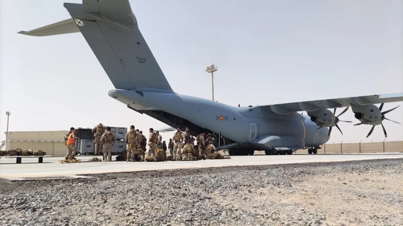 Varios militares, a su llegada al aeropuerto de Dub&aacute;i desde Kabul tras concluir la misi&oacute;n de evacuaci&oacute;n de personas de Afganist&aacute;n.