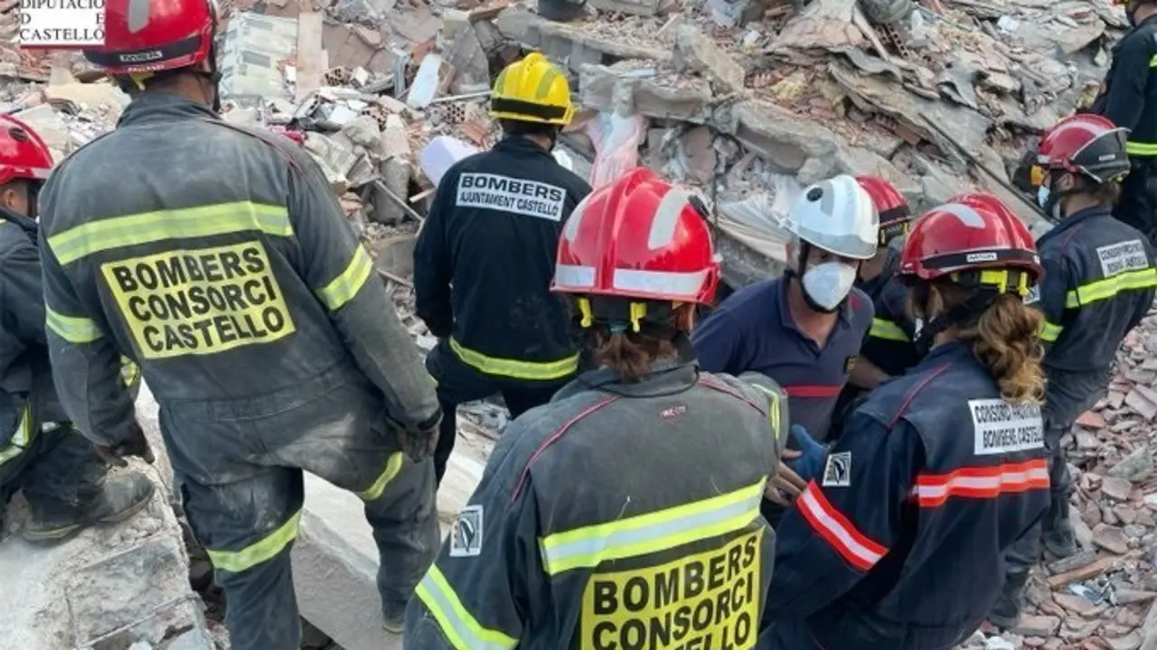Bomberos trabajando en el lugar del derrumbe