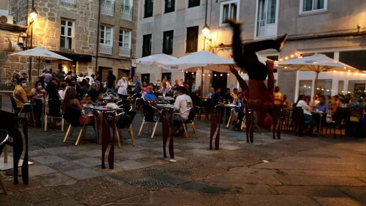 Archivo - Bares y restaurantes en el casco hist&oacute;rico de Orense durante el primer d&iacute;a de restricciones en la hosteler&iacute;a de los municipios que se encuentren en niveles m&aacute;ximos y altos de restricciones por coronavirus, a 24 de julio de 2021, en Ourense, Gali