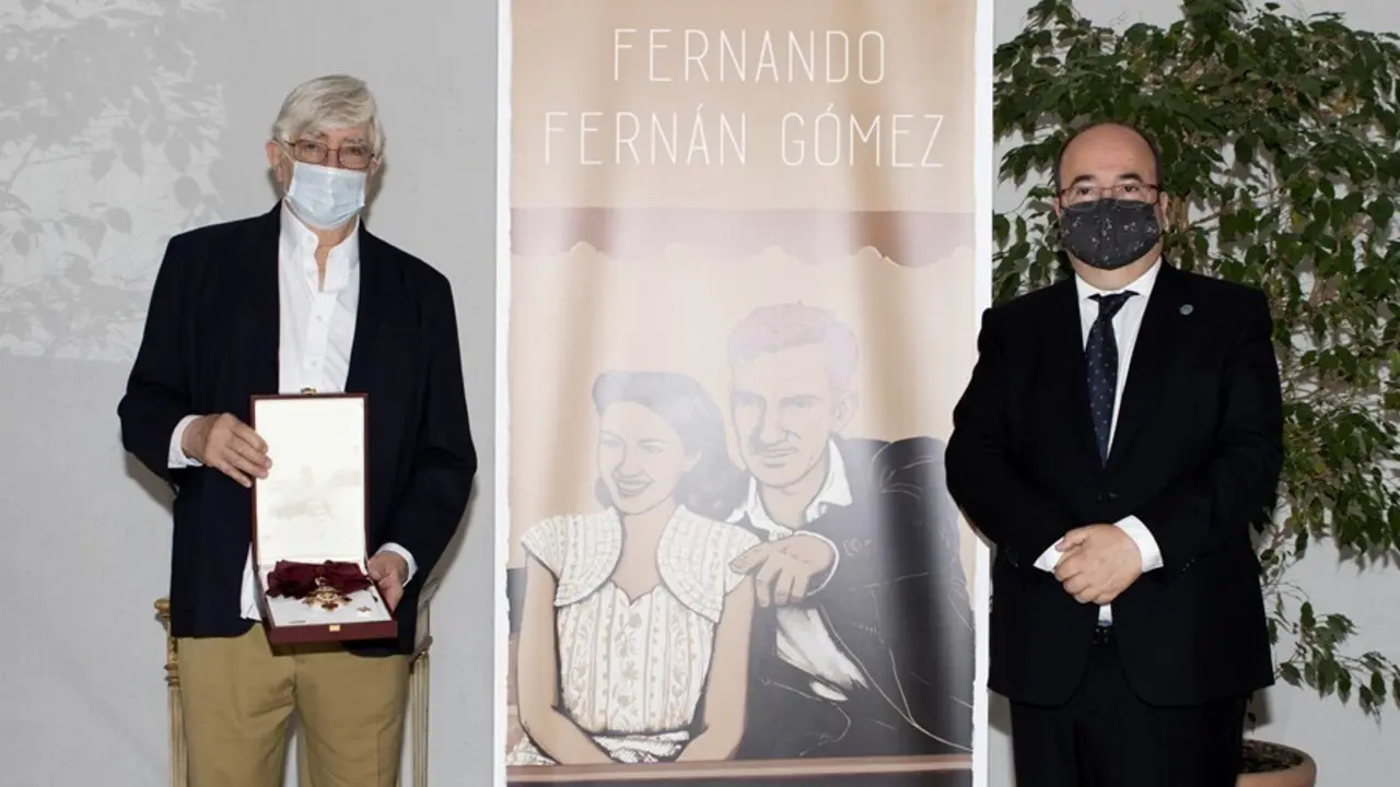 El ministro de Cultura, Miqel Iceta, entrega de la Gran Cruz de la Orden Civil a la familia de Fernando Fern&aacute;n G&oacute;mez