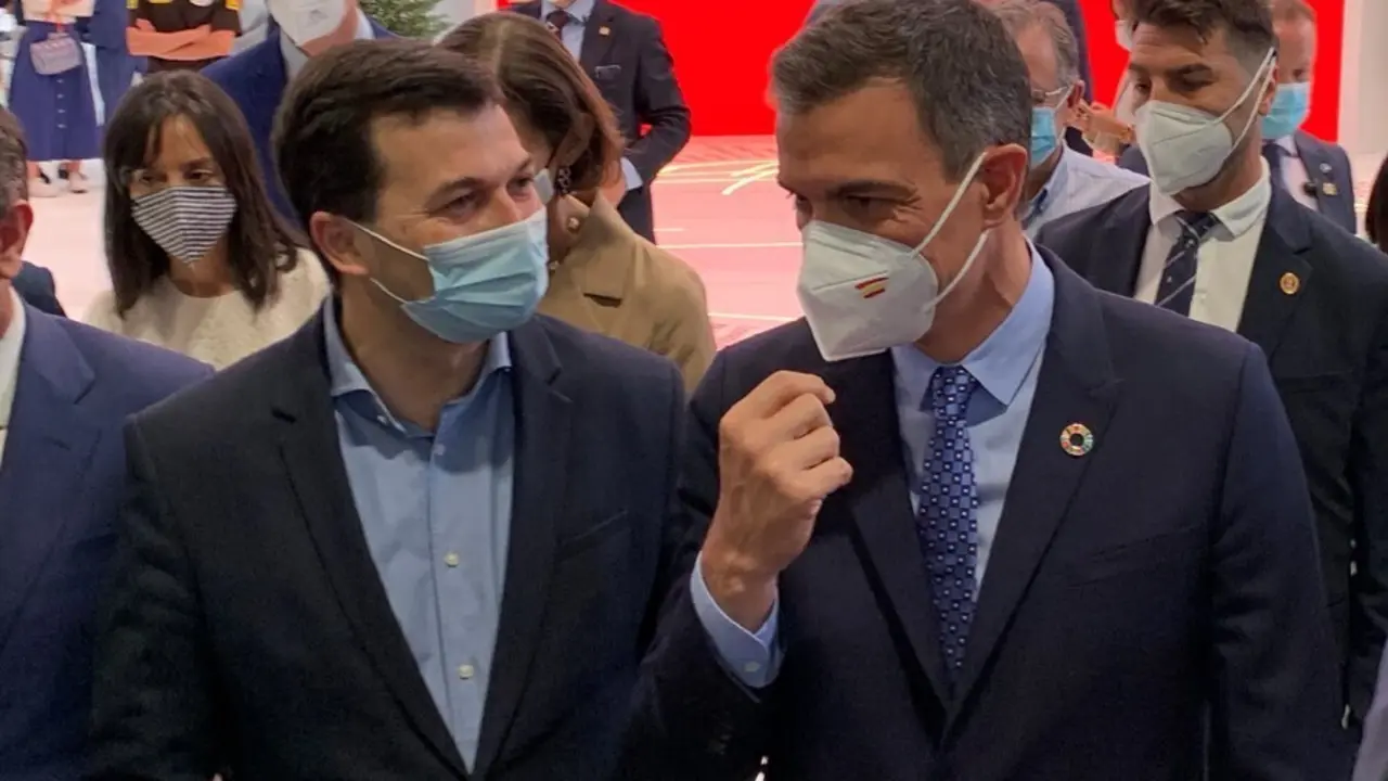Archivo - El secretario xeral del PSdeG, Gonzalo Caballero, junto al presidente del Gobierno, Pedro S&aacute;nchez, en Fitur