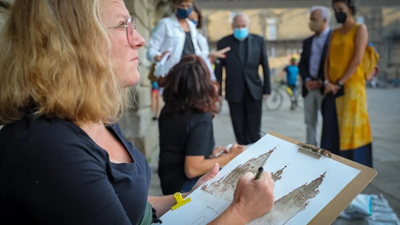Las ilustradoras Maru Godas y Rois&iacute;n Cur&eacute; a su llegada a Santiago tras hacer el Camino dentro del programa 'Cadernos de viaxe, o debuxo no Cami&ntilde;o'