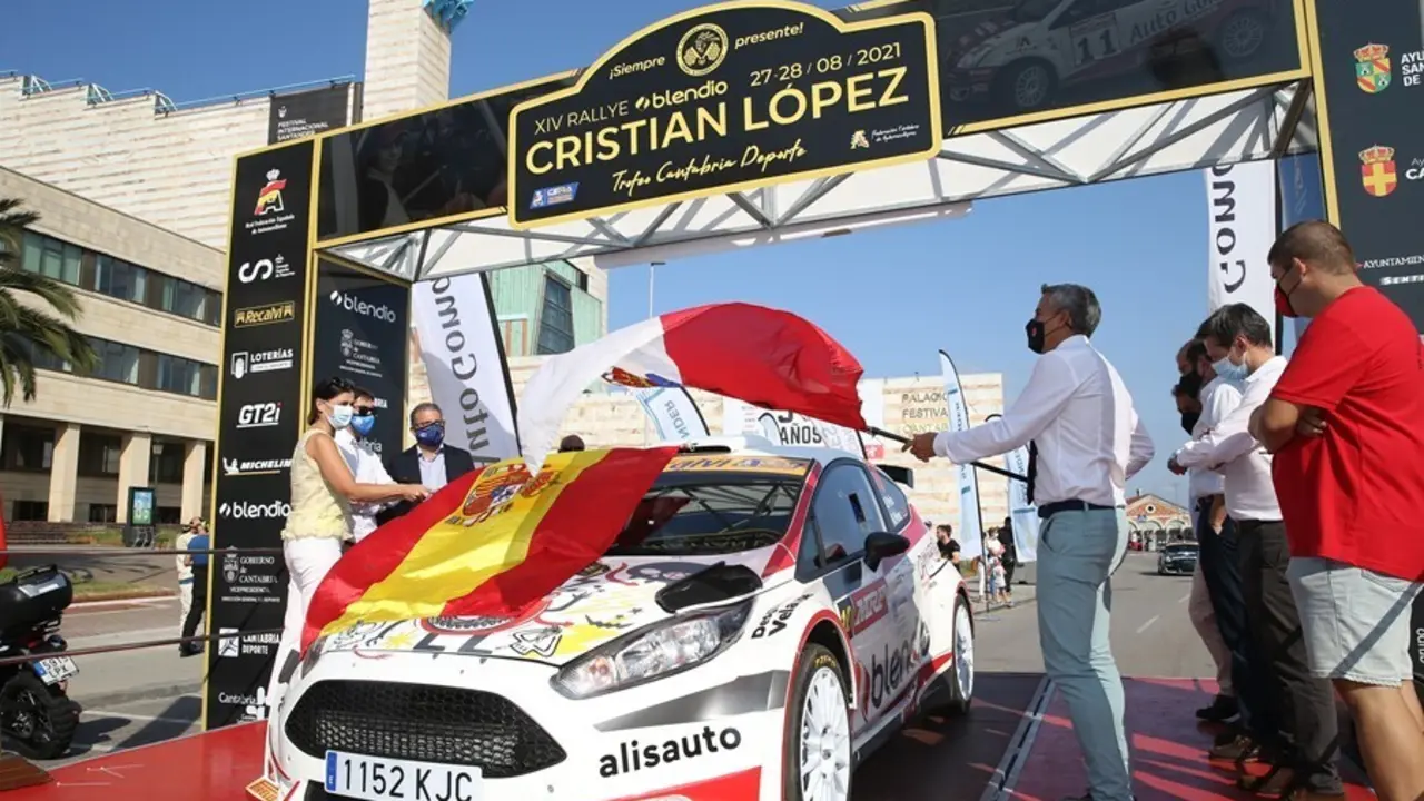 El vicepresidente, Pablo Zuloaga, da la salida a la XIV edici&oacute;n del Rally Blendio-Cristian L&oacute;pez