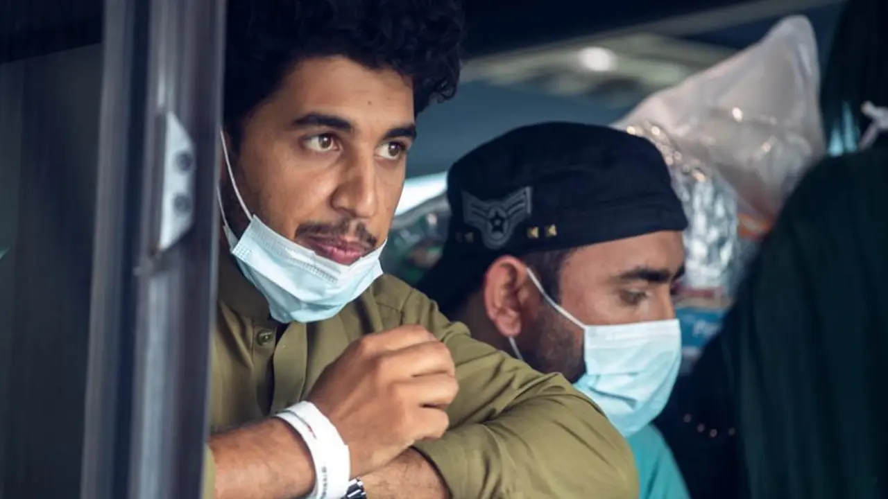 Afganos evacuados de Kabul, Afganist&aacute;n, esperan en un autob&uacute;s tras su llegada al aeropuerto internacional de Washington Dulles en Chantilly, Virginia, Estados Unidos, 27 de agosto de 2021. Las evacuaciones se han reanudado en Kabul tras la muerte de 14 marines estadounidenses en un atentado suicida ayer. (Afganist&aacute;n, Estados Unidos) EFE/EPA/SHAWN THEW