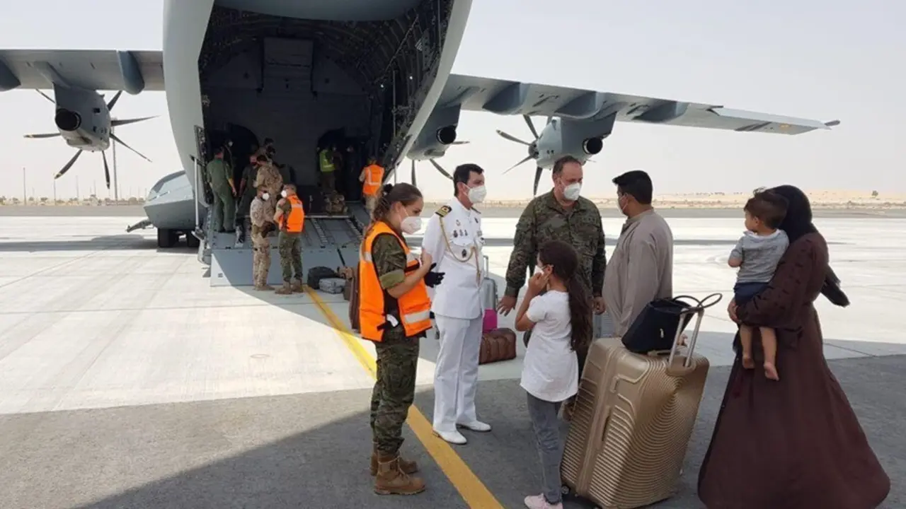 Un grupo de personas a su llegada a Dubai tras haber sido repatriados de Afganist&aacute;n por el Gobierno espa&ntilde;ol, a 20 de agosto de 2021, en Dubai, (Emiratos &Aacute;rabes Unidos). 