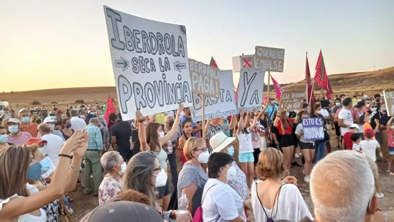 Manifestantes de los pueblos afectados por el vaciado de Ricobayo (Zamora), contra Iberdrola por "secar" la provincia