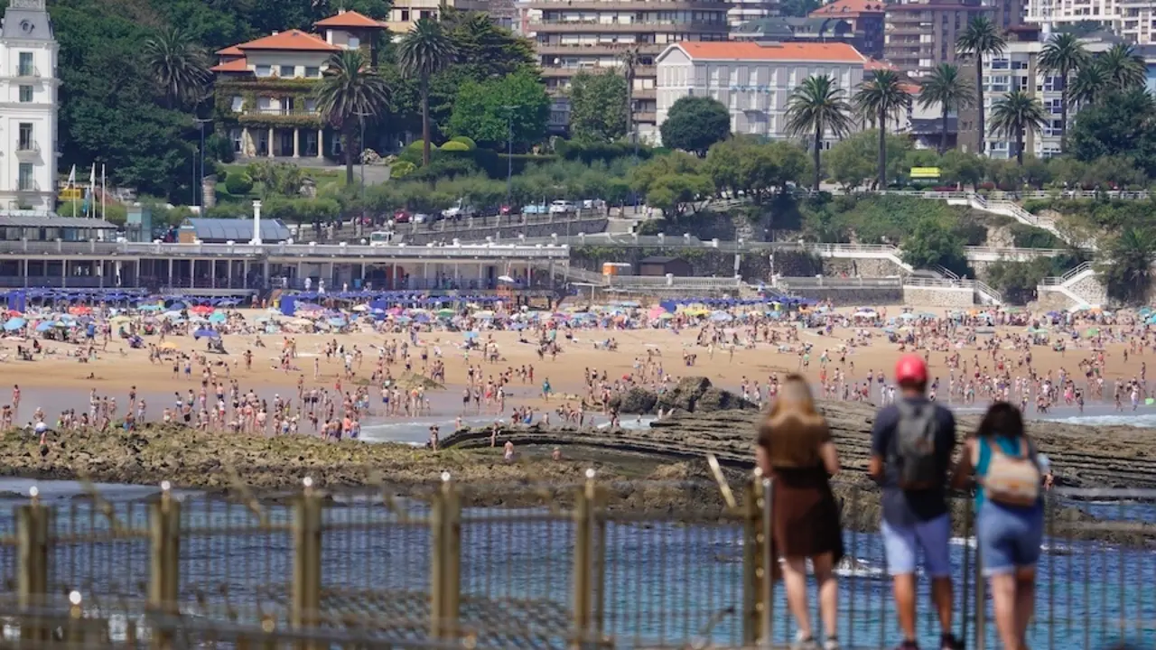 Tres personas miran hacia la playa del Sardinero en la pen&iacute;nsula de la Magdalena de Santander. / Hardy