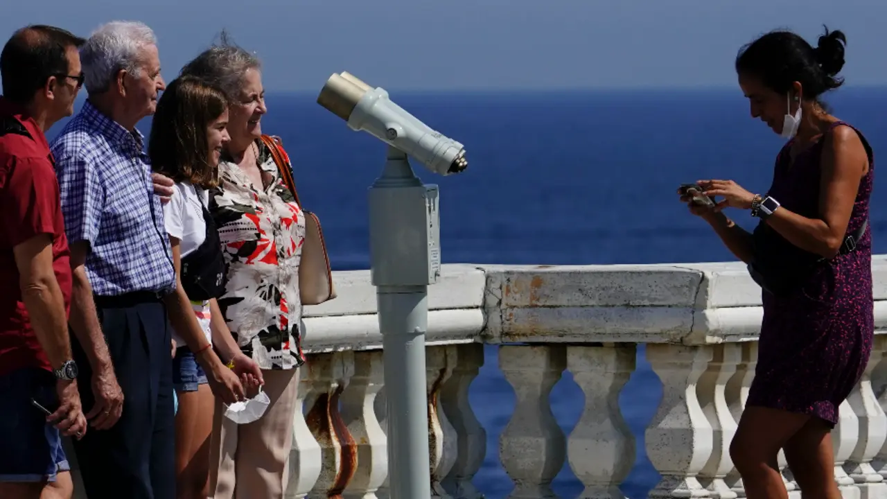 Varios turistas en las inmediaciones de la playa del Sardinero realiz&aacute;ndose fotos. / Hardy