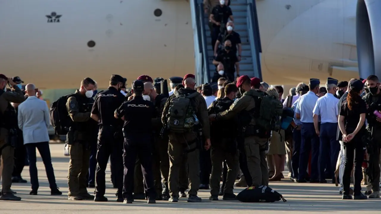 Soldados bajan del avi&oacute;n a 27 de agosto de 2021, en Torrej&oacute;n de Ardoz, Madrid (Espa&ntilde;a)