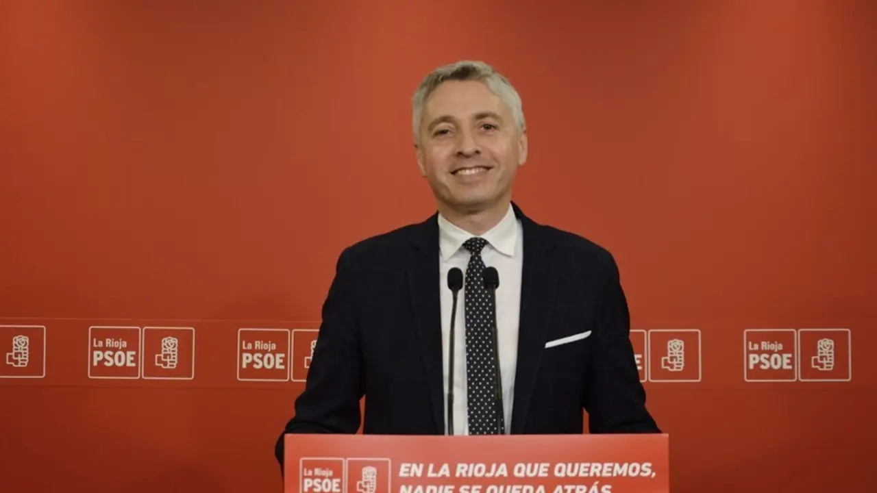 Archivo - El secretario general del PSOE de La Rioja, Francisco Oc&oacute;n, en comparecencia de prensa