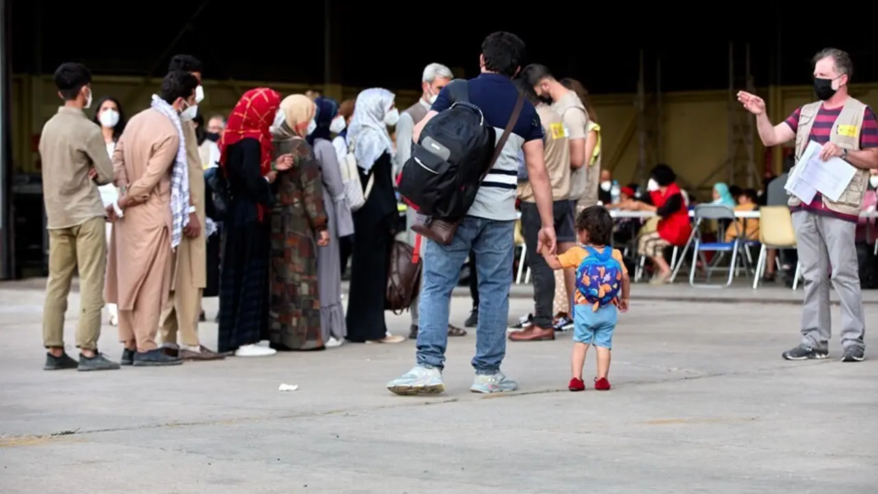 Varios refugiados afganos llegan a la base a&eacute;rea de Torrej&oacute;n de Ardoz a 24 de agosto de 2021, en Madrid (Espa&ntilde;a).