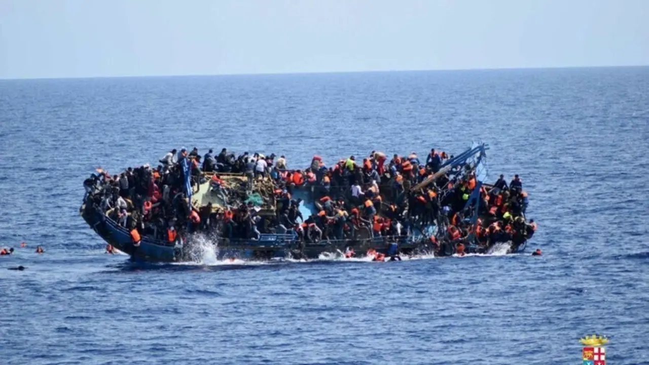 Archivo - Inmigrantes en patera (archivo)