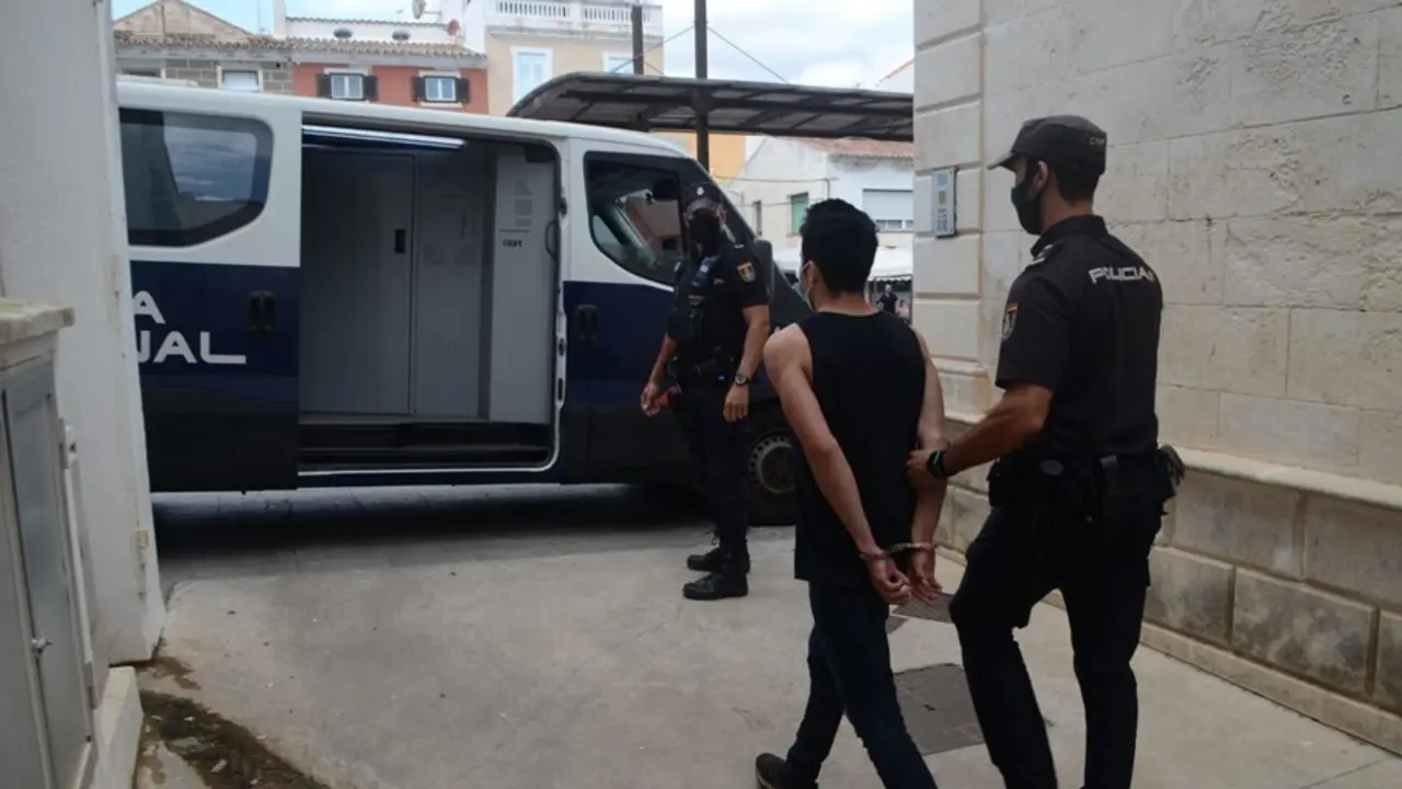 Agentes de la Polic&iacute;a Nacional, con uno de los detenidos.