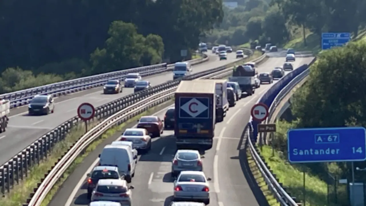 Varios coches con tr&aacute;fico lento en la A-67.