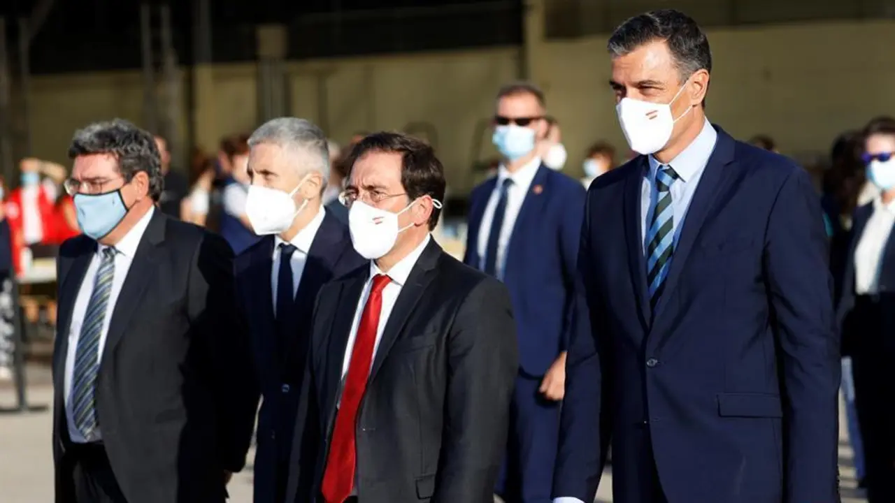 El ministro de Inclusi&oacute;n, Seguridad Social y Migraciones, Jos&eacute; Luis Escriv&aacute;, el ministro del Interior, Fernando Grande-Marlaska, el ministro de Asuntos Exteriores, Jos&eacute; Manuel Albares, y el presidente del Gobierno, Pedro S&aacute;nchez, esperan la llegada a Espa&ntilde;a de los dos &uacute;ltimos aviones en los que viajan los &uacute;ltimos evacuados y unidades de las tropas espa&ntilde;olas provenientes Afganist&aacute;n, este viernes en la base militar de Torrej&oacute;n de Ardoz. EFE/Mariscal