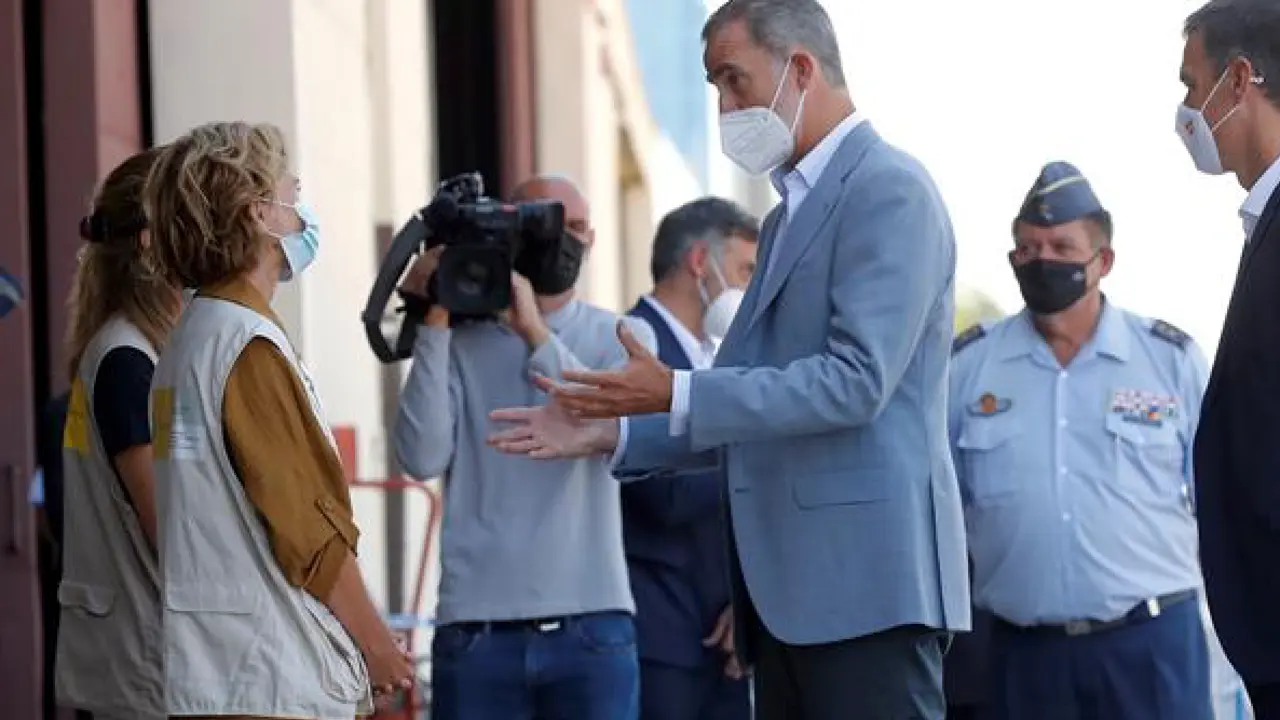 El rey Felipe VI y el presidente del Gobierno, Pedro S&aacute;nchez, conversan con varias personas durante su visita este s&aacute;bado al centro de acogida temporal instalado en la base de Torrej&oacute;n de Ardoz para agradecer a los implicados con motivo de la operaci&oacute;n de repatriaci&oacute;n desde Afganist&aacute;n. EFE/Chema Moya