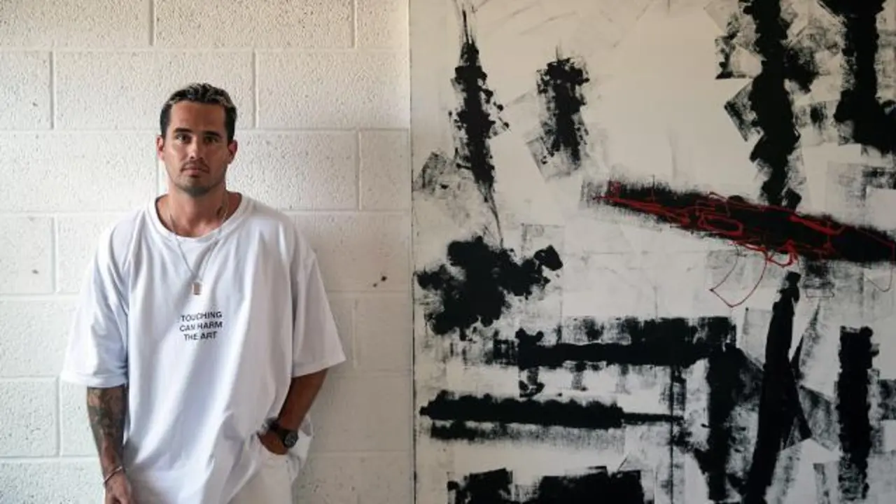 Todo empez&oacute; con un sue&ntilde;o en el que la pintura volaba. A partir de ah&iacute;, En la imagen, el pintor Mark R&iacute;os (Mr. Dripping) posa en su estudio de Sant Just Desvern (Barcelona) durante una entrevista con Efe. EFE/Alejandro Garc&iacute;a