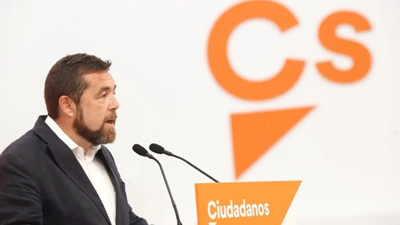 Archivo - El secretario general del grupo parlamentario de Ciudadanos, Miguel Guti&eacute;rrez, atiende a los medios de comunicaci&oacute;n en la sede nacional del partido