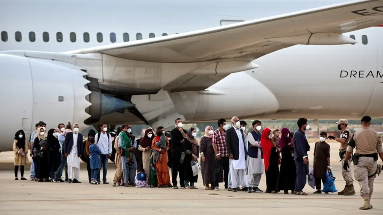 Varios refugiados afganos llegan a la base a&eacute;rea de Torrej&oacute;n de Ardoz a 24 de agosto de 2021, en Madrid