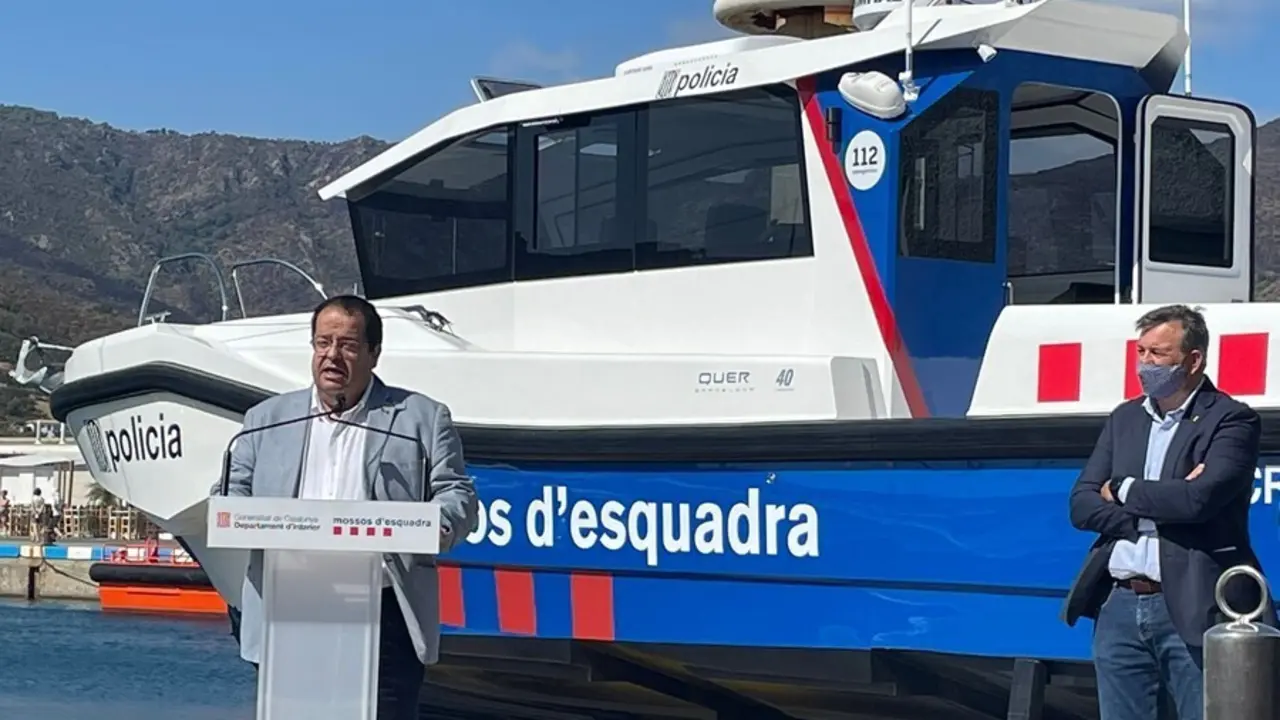 El conseller de Interior, Joan Ignasi Elena, durante la presentaci&oacute;n de una embarcaci&oacute;n mar&iacute;tima de los Mossos d'Esquadra