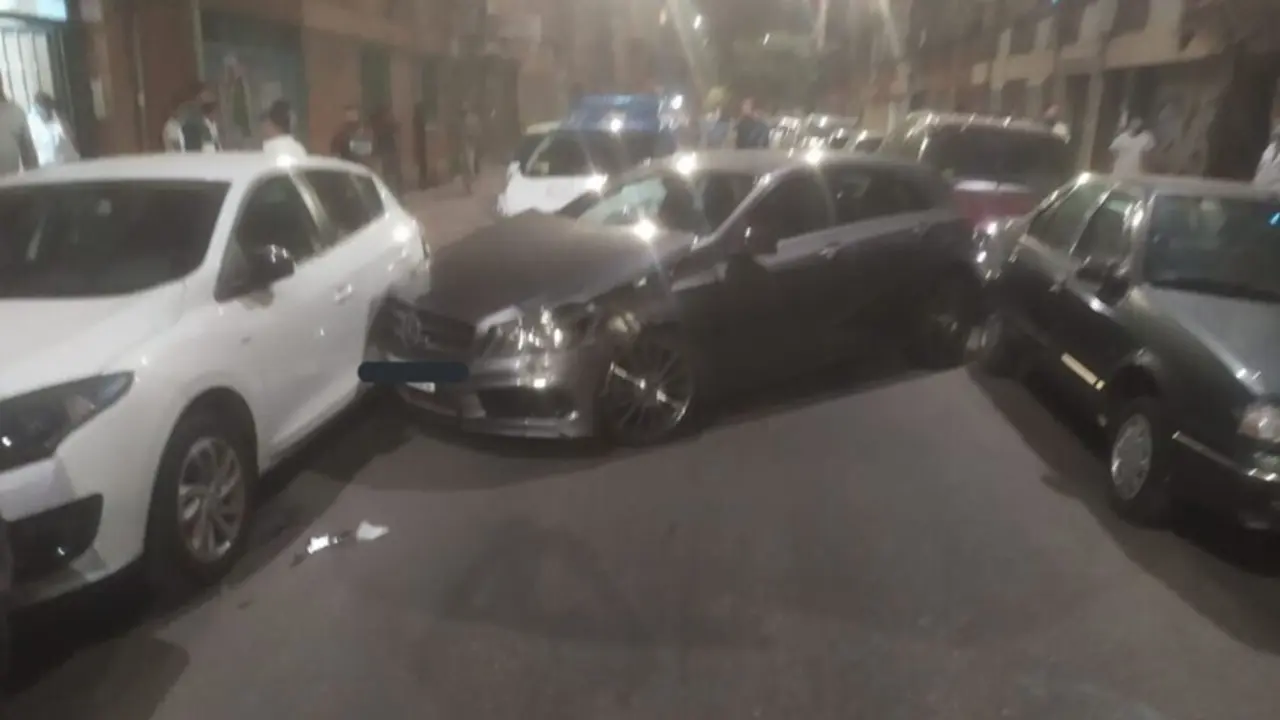 Veh&iacute;culo abandonado en la calzada tras chocar con 25 veh&iacute;culos en el barrio vallisoletano de La Rondilla.