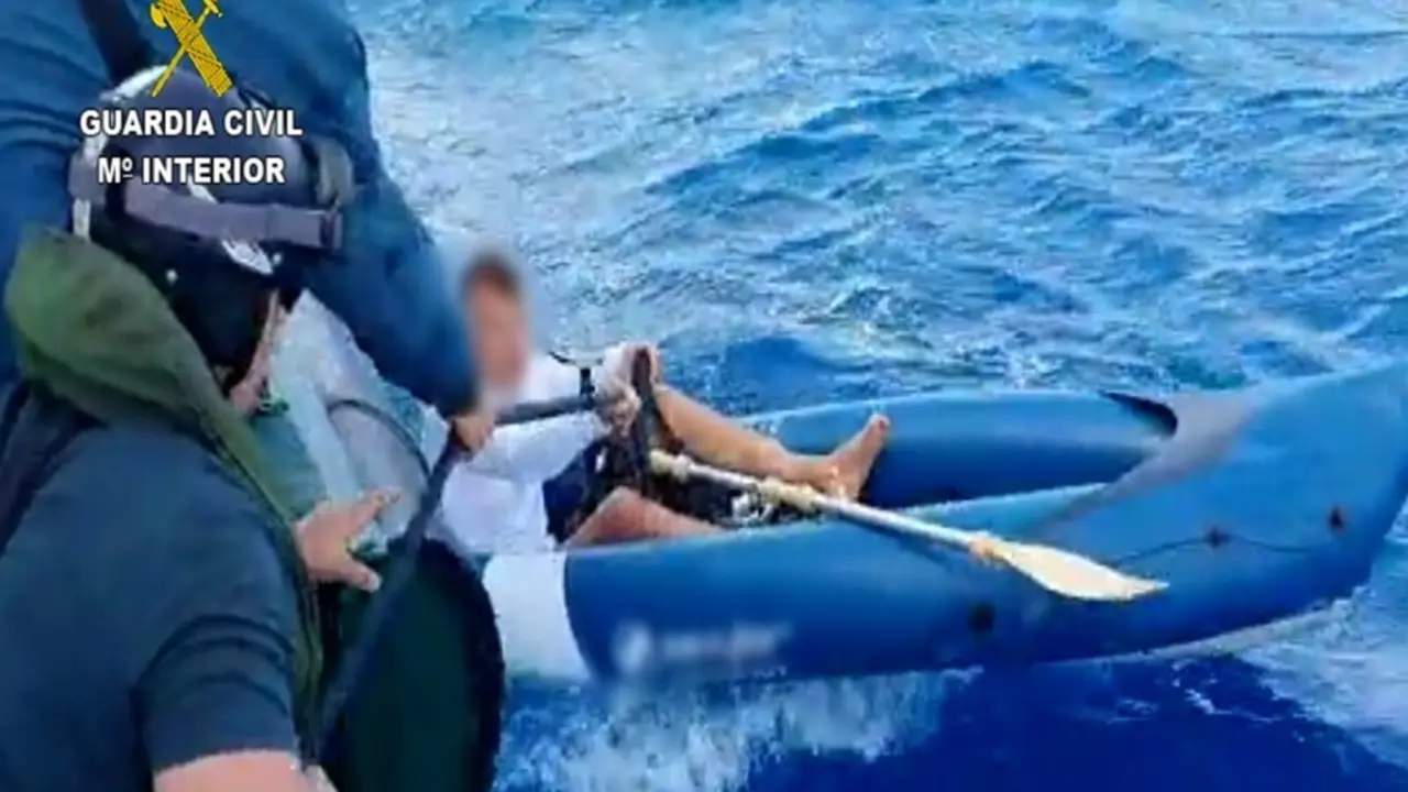 Rescate de una embarcaci&oacute;n peque&ntilde;a en el mar