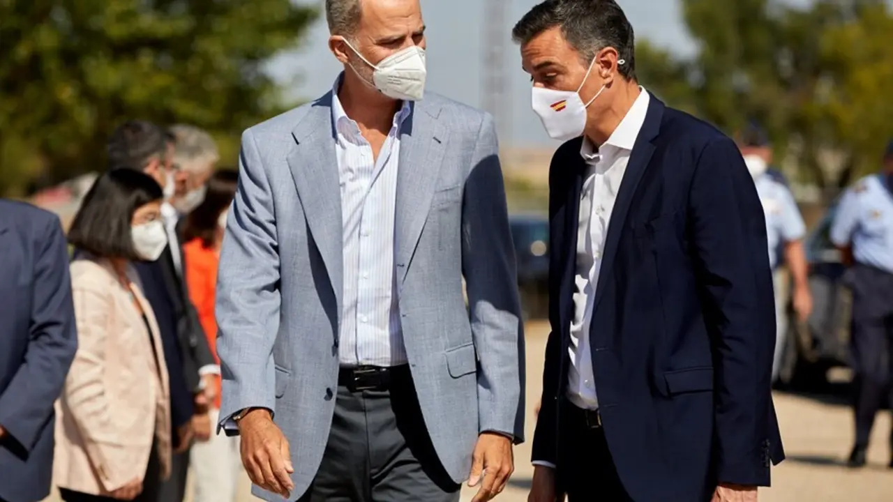 El Rey Felipe VI (i) y el presidente del Gobierno, Pedro S&aacute;nchez, conversan a su llegada al Pabell&oacute;n de Cuadros de Mando de la Base A&eacute;rea de Torrej&oacute;n donde han acudido para visitar el dispositivo provisional en Torrej&oacute;n de Ardoz
