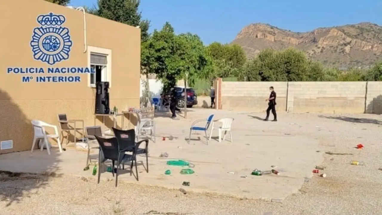 Polic&iacute;a Nacional interviene en una fiesta ilegal en Alicante tras un apu&ntilde;alamiento