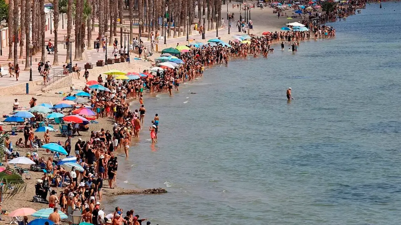 Miles de personas dan un abrazo simb&oacute;lico al Mar Menor. E. BOTELLA. EUROPA PRESS
