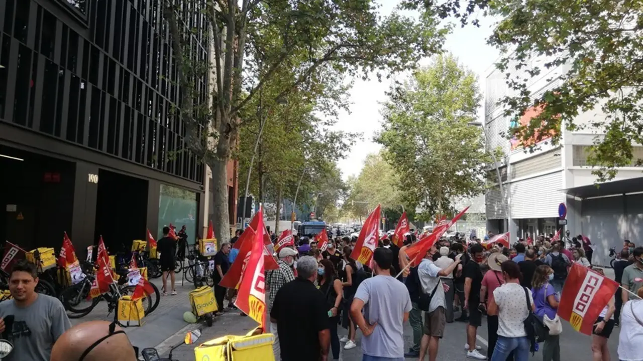 Unos 150 trabajadores de supermercados de Glovo se concentran ante la sede en Barcelona el viernes 27 de agosto de 2021, primer d&iacute;a de la huelga en estos establecimientos.