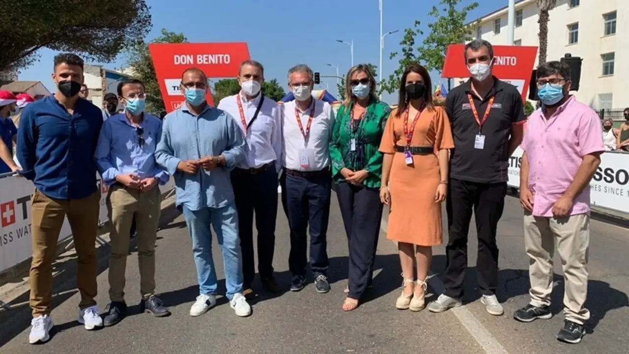 Autoridades en la salida de la etapa de La Vuelta en Don Benito.