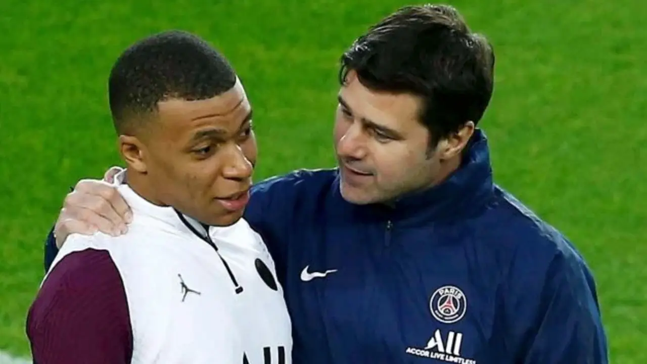 Mbapp&eacute; y el entrenador del Paris Saint-Germain, Mauricio Pochettino.
