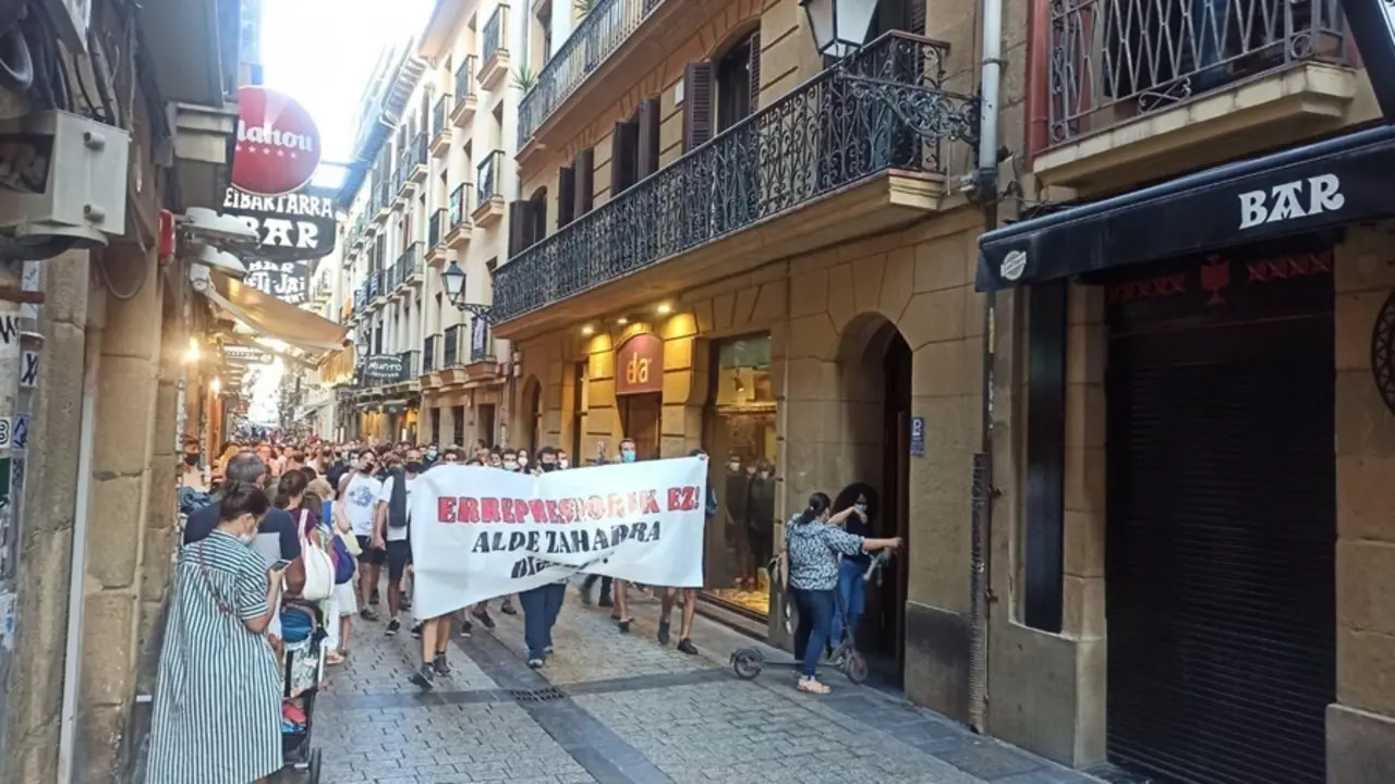 Manifestaci&oacute;n contra la "represi&oacute;n policial" en San Sebasti&aacute;n
