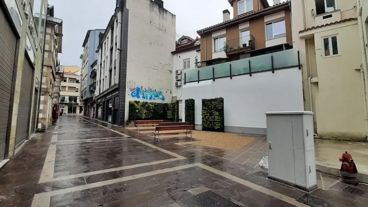 Vista de la obra realizada por el Ayuntamiento en el exterior del TMCE. / S. D&iacute;az