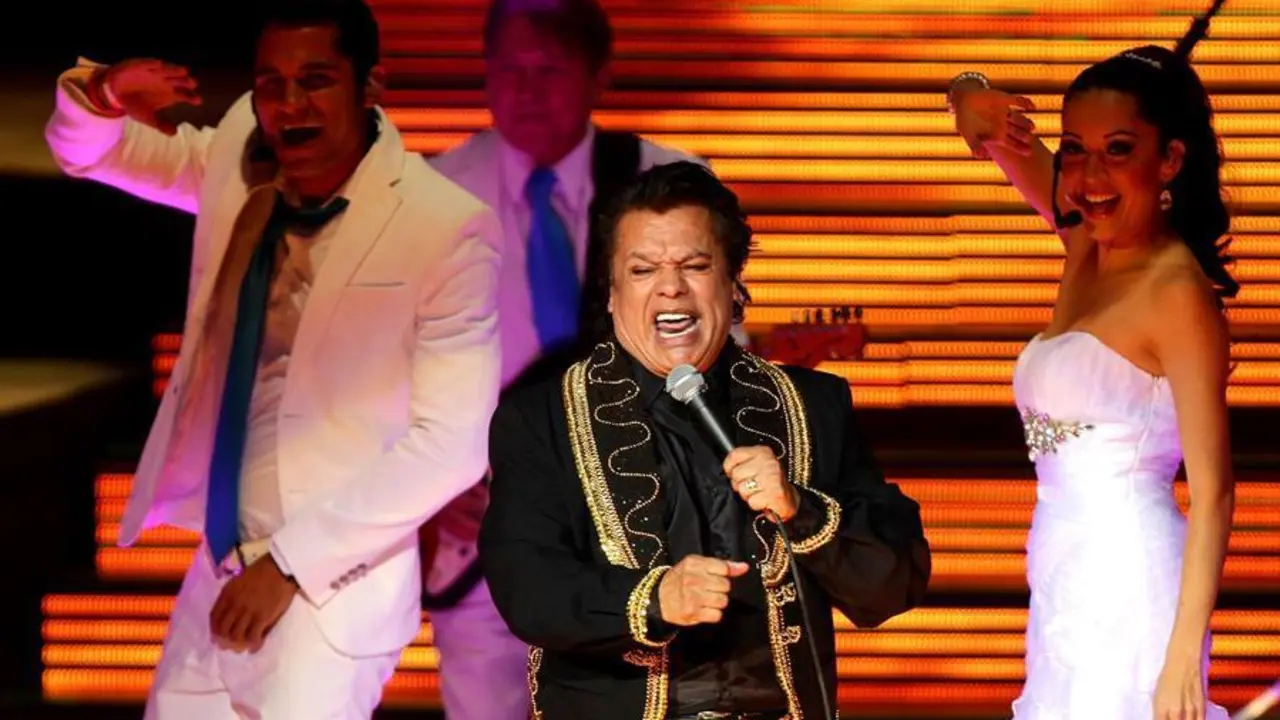 Fotograf&iacute;a de archivo fechada el 19 de octubre de 2013 que muestra al cantante y compositor mexicano Juan Gabriel en un concierto en Guadalajara (M&eacute;xico). &Uacute;nico en su estilo, innovador y controvertido, Juan Gabriel no tuvo a miedo a ser &eacute;l mismo y en su camino dej&oacute; un legado de m&uacute;sica popular mexicana conocida y admirada en el mundo. Tras cinco a&ntilde;os de su muerte, su grandeza perdura. EFE/Ulises Ruiz Basurto/Archivo