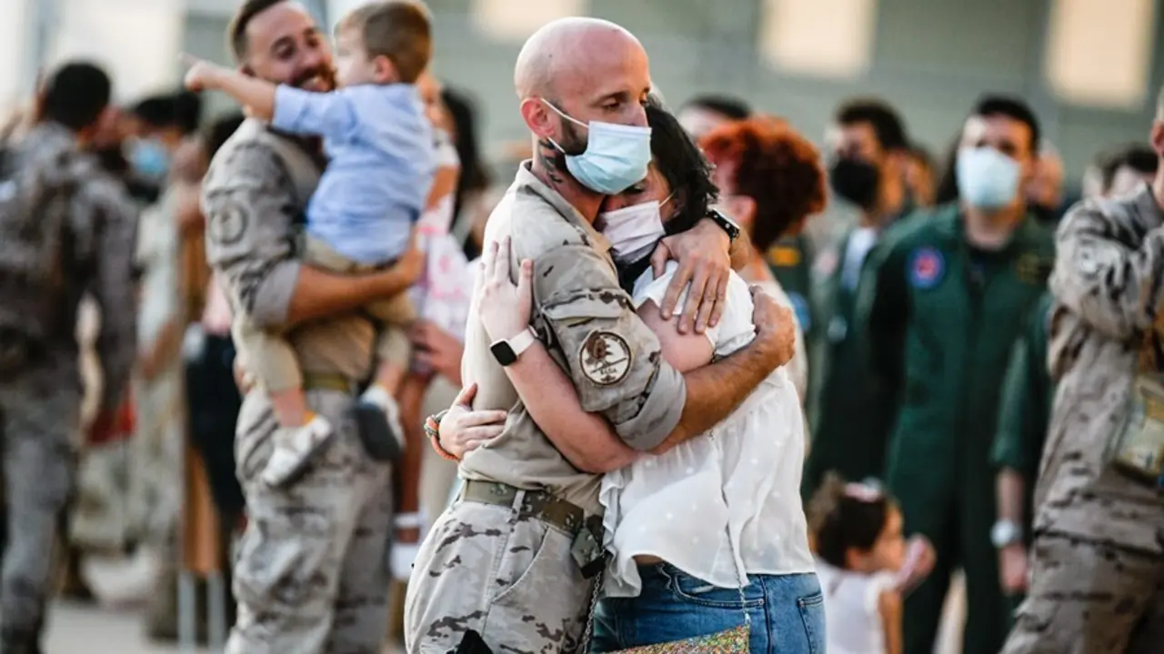 El reencuentro de los militares con sus familiares ha tenido lugar en las pistas de la Base A&eacute;rea.