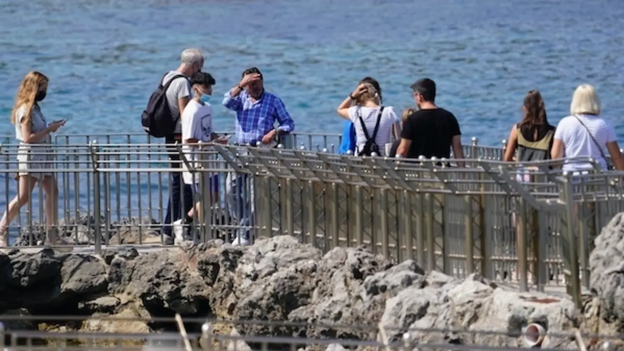 Varias personas por la zona de las focas en el zoo de La Magdalena en Santander. / Hardy