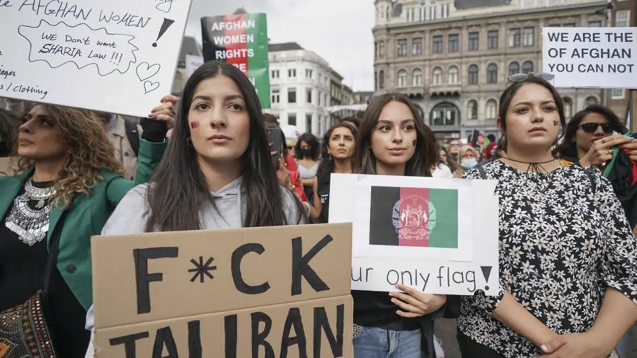 Manifestantes en la plaza Dam durante la manifestaci&oacute;n Todo derecho afgano a una existencia segura, &Aacute;msterdam, Pa&iacute;ses Bajos, 28 de agosto de 202. EFE