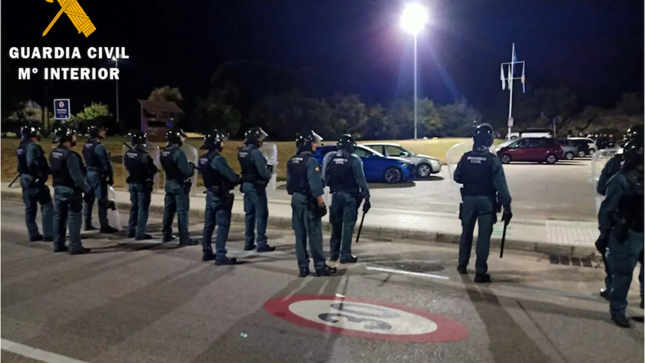 La Guardia Civil durante el deslojo del macro botell&oacute;n de Noja. / OPC