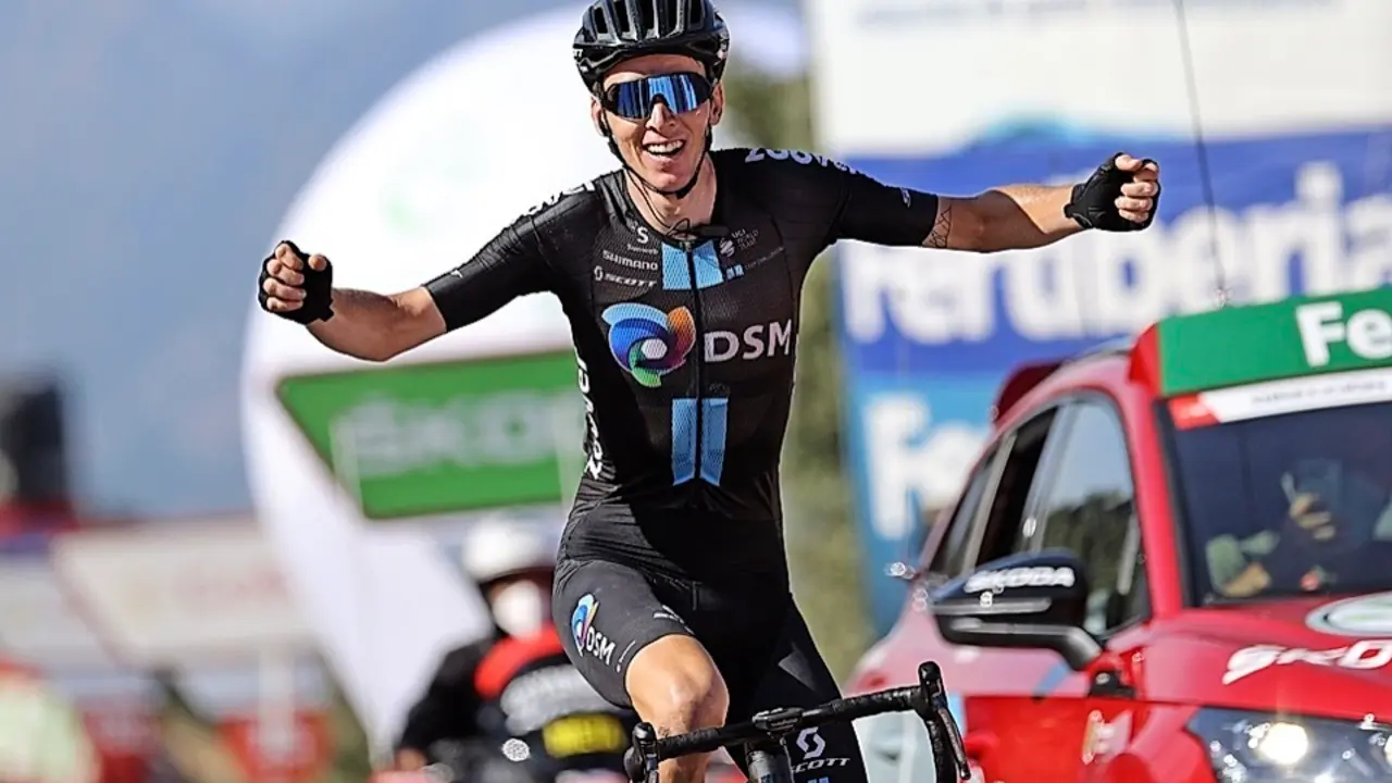 PICO VILLUERCAS (C&Aacute;CERES), 28/08/2021.- El franc&eacute;s Romain Bardet (DSM) celebra su victoria en la 14&ordf; etapa de LaVuelta Ciclista a Espa&ntilde;a disputada este s&aacute;bado entre las localidades de Don Benito (Badajoz) y Pico Villuercas (C&aacute;ceres), 165,7 km de recorrido. EFE/Manuel Bruque