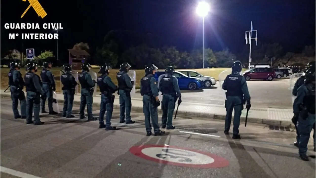 La Guardia Civil disuelve un macro botell&oacute;n en Noja
