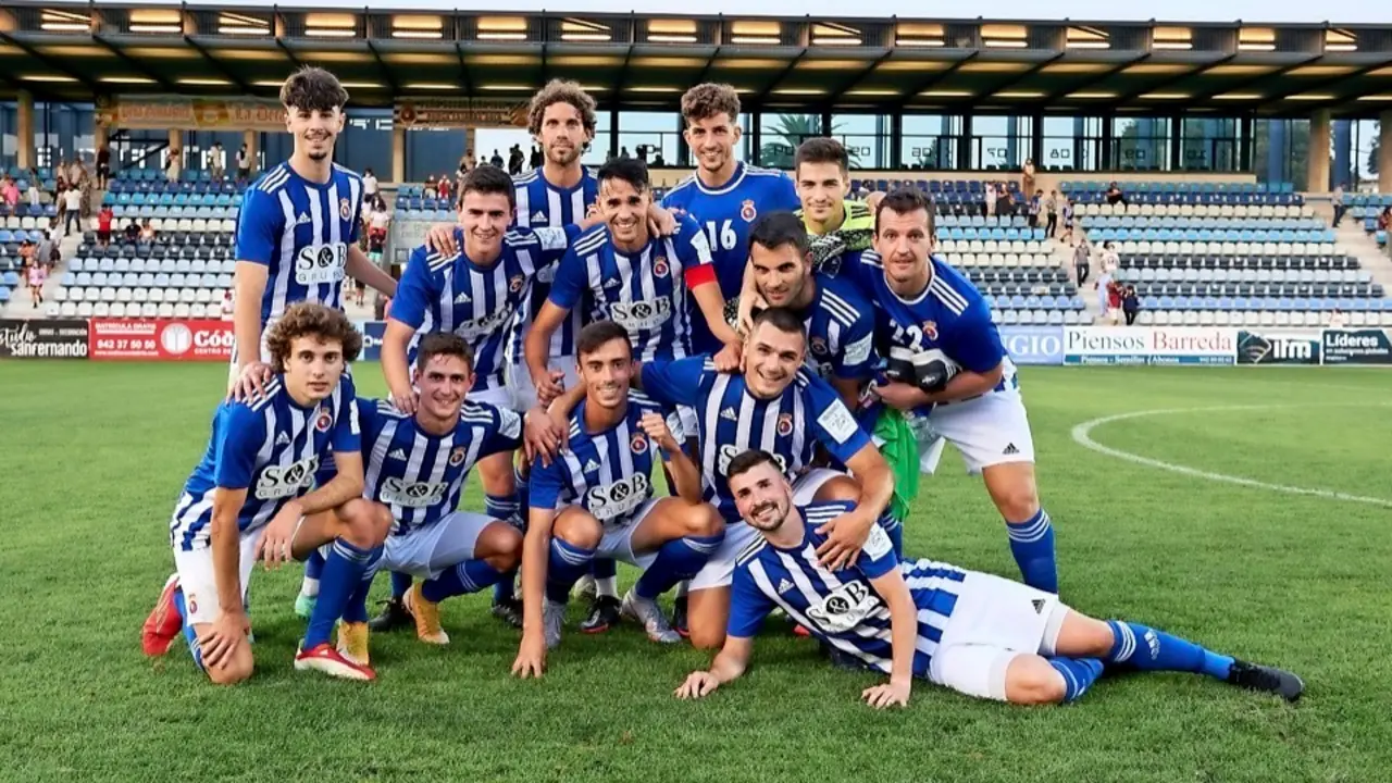 Los jugadores de la Gimn&aacute;stica celebrando el triunfo. / FCF