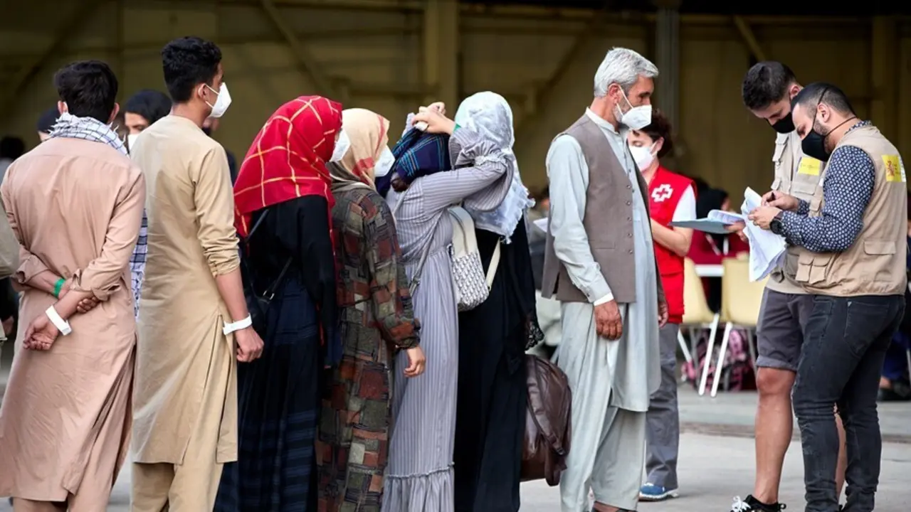 Varios refugiados afganos llegan a la base a&eacute;rea de Torrej&oacute;n