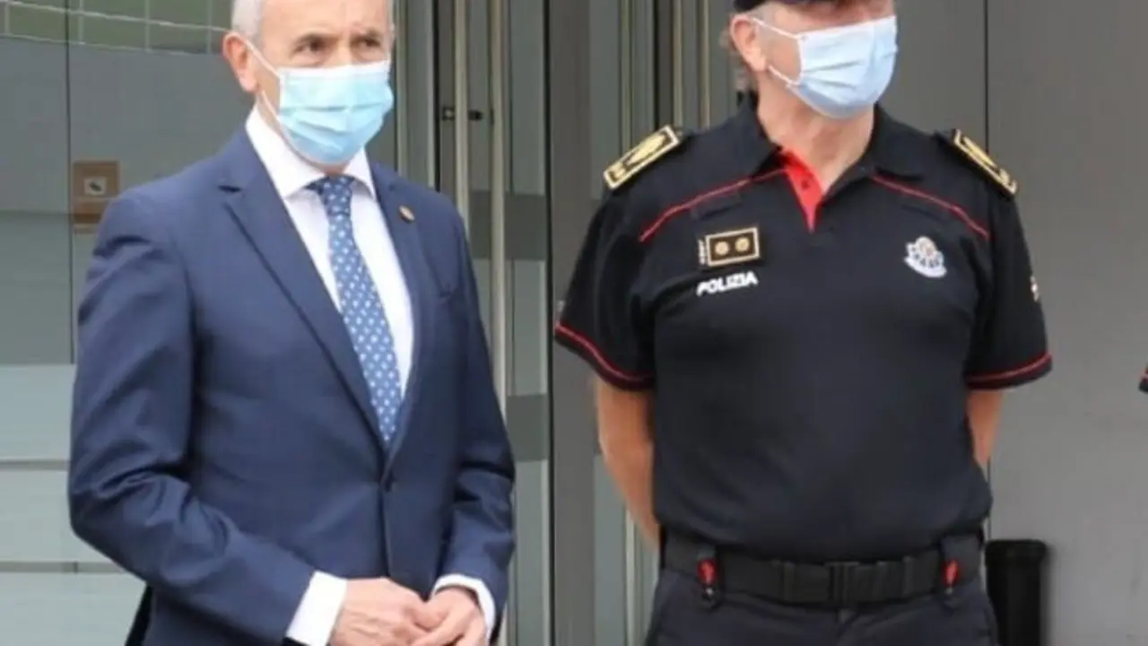 El consejero vasco de Seguridad, Josu Erkoreka (izquierda)