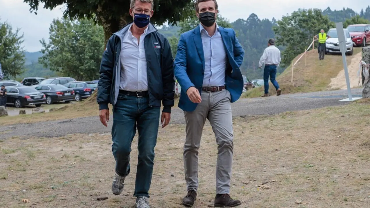 El presidente del PPdeG, Alberto N&uacute;&ntilde;ez Feij&oacute;o, y el presidente nacional del PP, Pablo Casado, a su llegada al acto de inicio del curso pol&iacute;tico, celebrado el 29 de agosto de 2021 en la Carballeira de San Xusto, en Cerdedo-Cotobade.