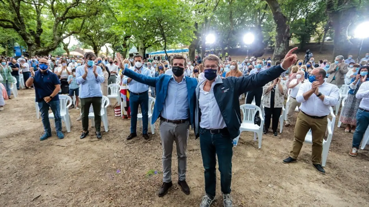El presidente de la Xunta de Galicia, Alberto N&uacute;&ntilde;ez Feij&oacute;o (i); y el l&iacute;der del PP, Pablo Casado, en el acto de apertura del curso pol&iacute;tico del PP, a 29 de agosto de 2021, en Cerdedo-Cotobade, Pontevedra, Galicia, (Espa&ntilde;a). 