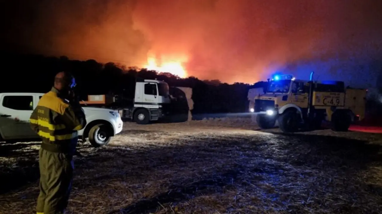 Imagen del trabajo por la noche en el incendio forestal de Carracedo de Vidriales (Zamora).