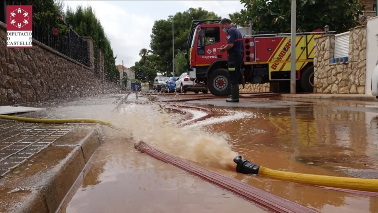 Bomberos achican agua en una calle de Benic&agrave;ssim (Castell&oacute;n) tras las lluvias torrenciales